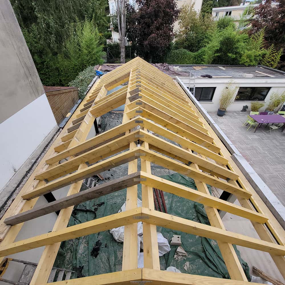 Travaux de pose d’une charpente en bois sur une toiture par l’entreprise Oliveira