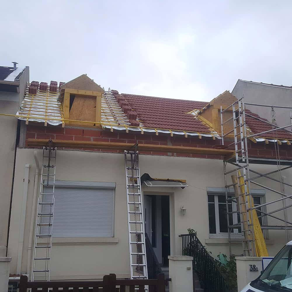 Travaux de rénovation de toiture sur une maison individuelle en Île-de-France - Oliveira Couverture